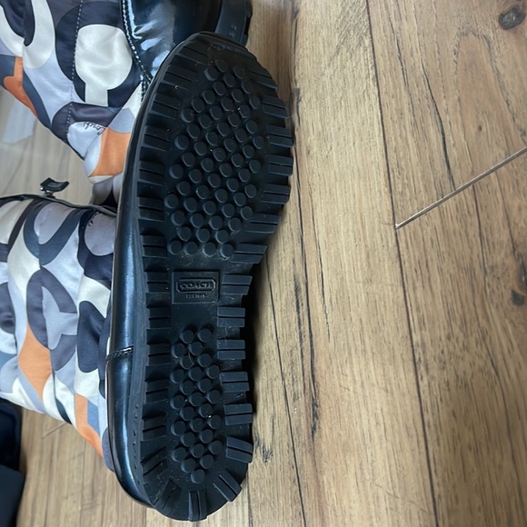 Barely worn,  Coach size 9 women’s snow boots. - Picture 4 of 4